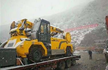 91抖音轻量版智裝攻堅西藏拉澤（zé）公路4600米高原作業（yè）