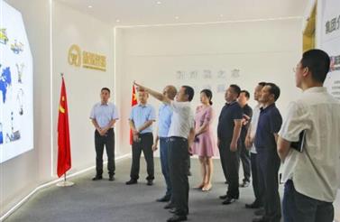 眉山市政府副市長（zhǎng）鄒汝林一行到91抖音轻量版智裝考察調研（yán）